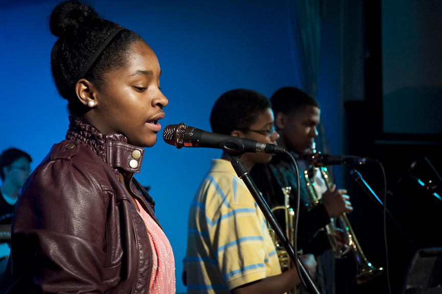 Mahalia Smith singing with Preston Primos